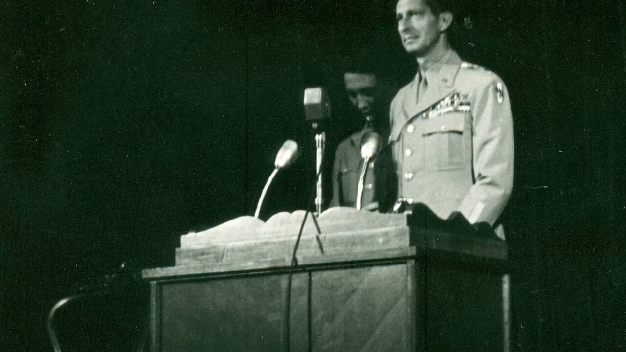 1946: General Clark bei der Eröffnung.  