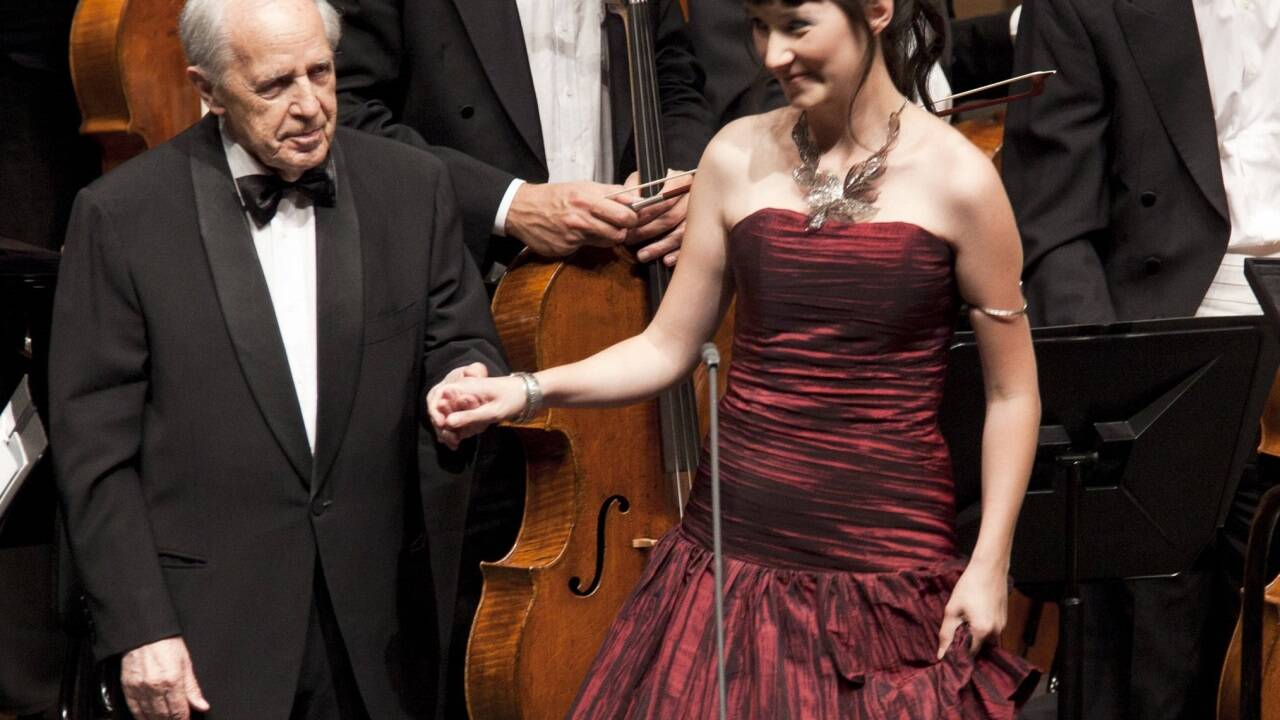 Pierre Boulez 2011 in Salzburg als Dirigent der Wiener Philharmoniker (mit Anna Prohaska).  
