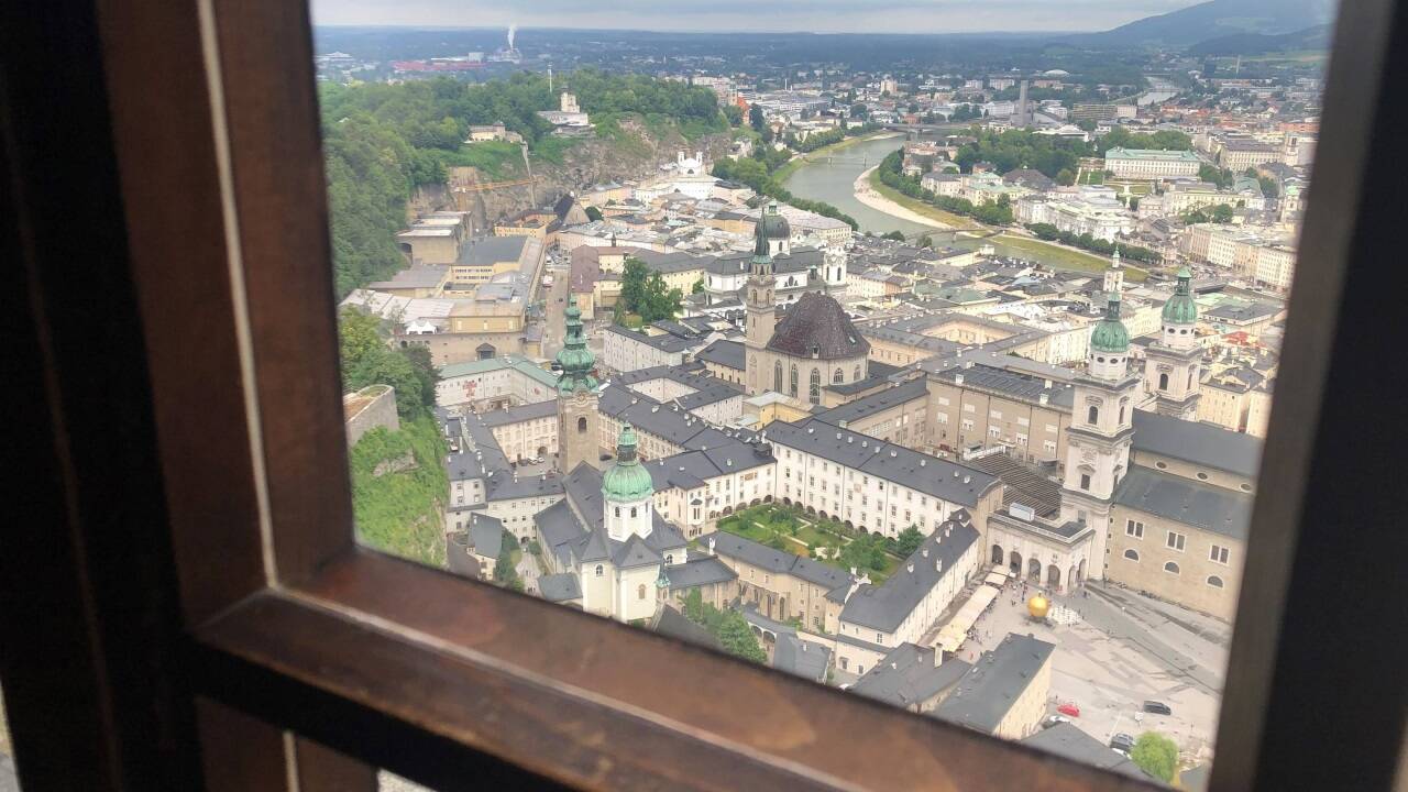 Blick aus dem der Säule nächsten Fenster im Goldenen Saal des Hohen Stocks. Blick aus dem der Säule nächsten Fenster im Goldenen Saal des Hohen Stocks.