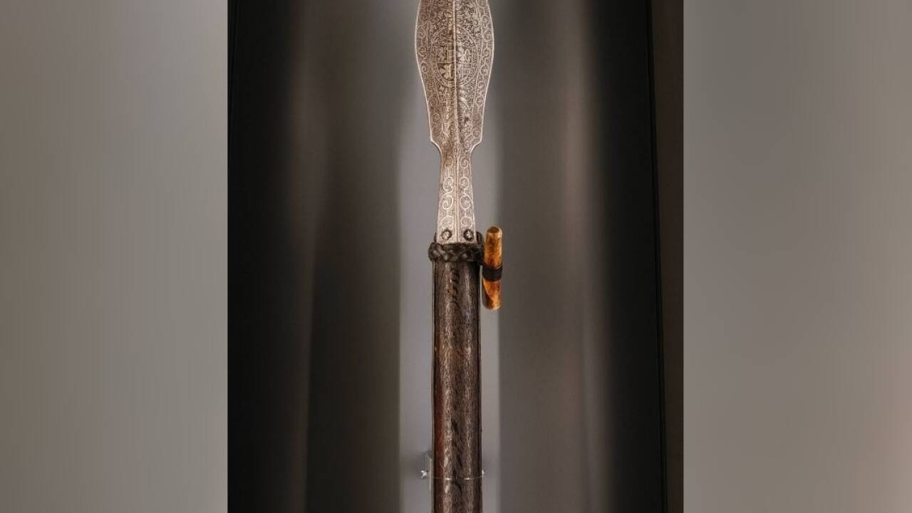 Das Bergbau- und Gotikmuseum Leogang zeigt in „Bergmann. Bischof. Kaiser“ Objekte aus den Salzburger Bauernkriegen von 1525. Im Bild: Diese Prunkwaffe zeigt einen Bärenspieß aus der Rüstkammer von Matthäus Lang von Wellenburg. Sein Wappen ist auf der Spitze eingeätzt. Das Bergbau- und Gotikmuseum Leogang zeigt in „Bergmann. Bischof. Kaiser“ Objekte aus den Salzburger Bauernkriegen von 1525. Im Bild: Diese Prunkwaffe zeigt einen Bärenspieß aus der Rüstkammer von Matthäus Lang von Wellenburg. Sein Wappen ist auf der Spitze eingeätzt.