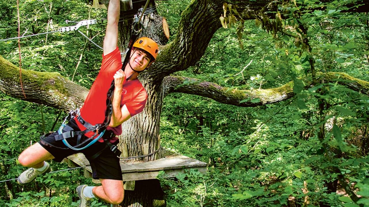 Einen urigen Waldklettergarten zwischen alten, starken Eichen gibt es im Weinviertler Kreuzstetten. Der Ochys Freitzeitpark bietet sieben themenbezogene Parcours in 2 bis 10 Metern Höhe mit Spaß und Spannung beim Klettern, Balancieren und Schwingen. 