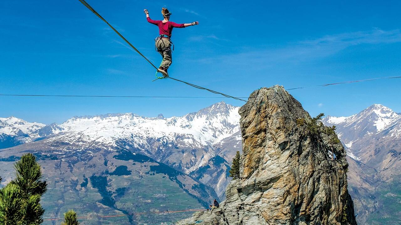 Es kann, muss aber nicht eine „Highline“ sein: Slacklinen funktioniert in jeder Höhenlage. Es kann, muss aber nicht eine „Highline“ sein: Slacklinen funktioniert in jeder Höhenlage.