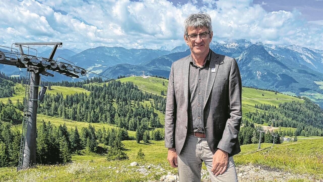 Rupert Schiefer, Vorstand der Dachstein Tourismus AG, bei der Bergstation der Aussichtsberg-Seilbahn. Diese wird durch eine neue Sechsersesselbahn ersetzt. Bereits gebaut wird im Hintergrund an der Bergstation der Angerbahn (Bildmitte) sowie an der gemeinsamen Talstation (r. unten). kp 