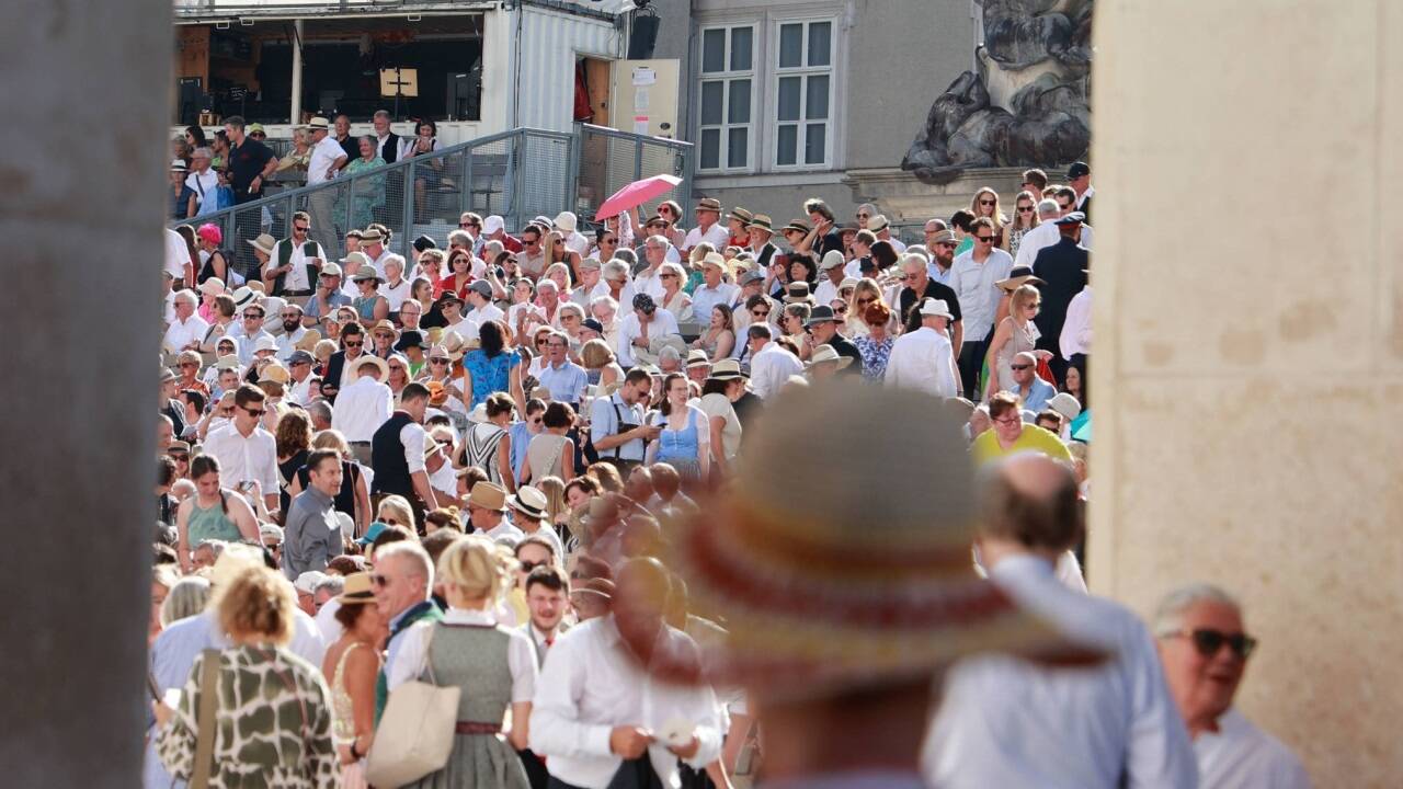 Vor allem bei den Vorstellungen um 17 Uhr ist es oft noch heiß beim „Jedermann“ auf dem Domplatz. 