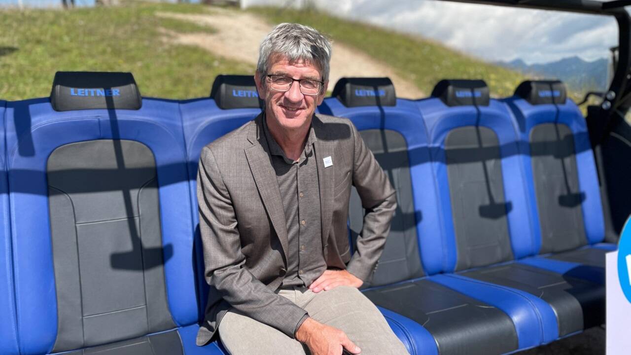 Rupert Schiefer beim Probesitzen. Die neuen Sesseln verfügen über eine Sitzheizung. 
