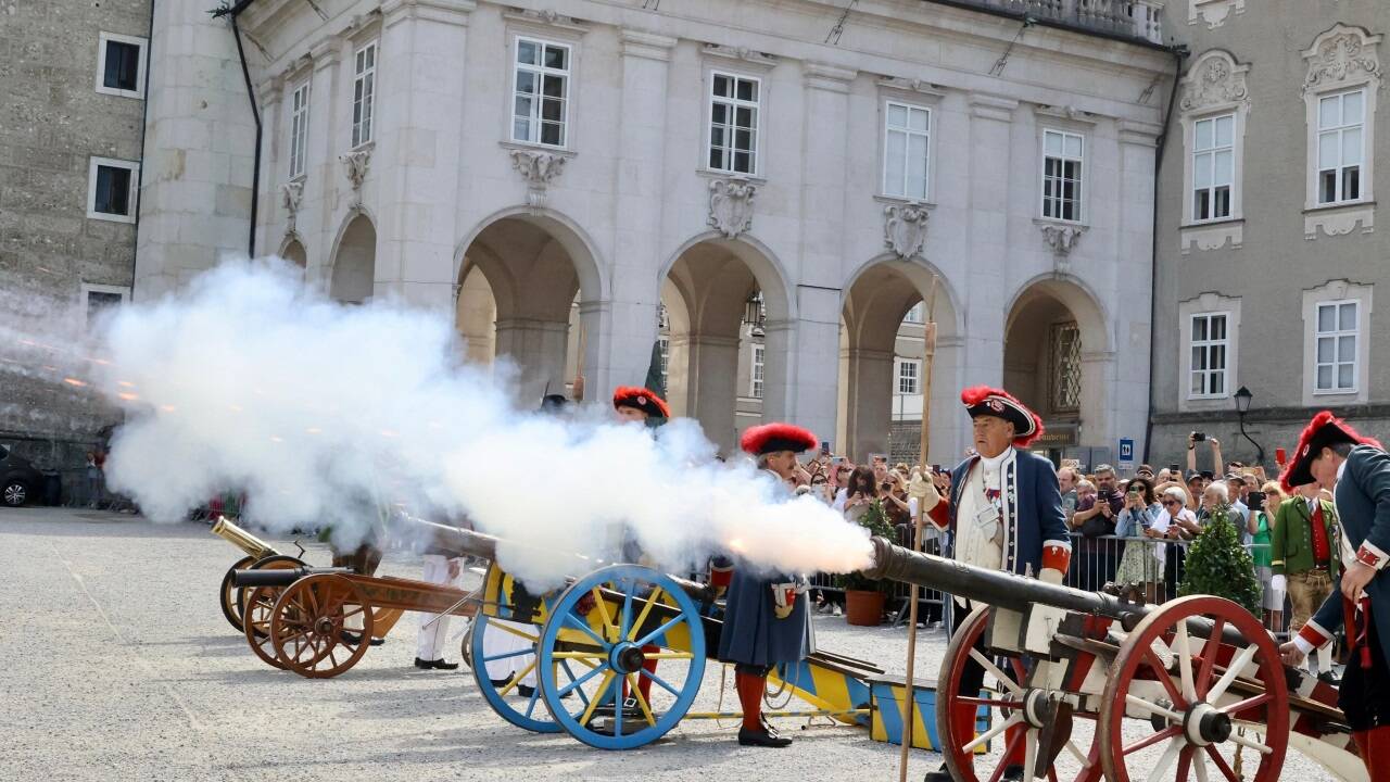 Die Salzburger Bürgergarde begrüßt die Gäste des Festes – mit Salutschüssen. 