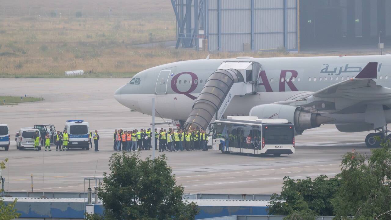 81 afghanische Straftäter sind mit einer Chartermaschine in ihr Herkunftsland abgeschoben worden. 