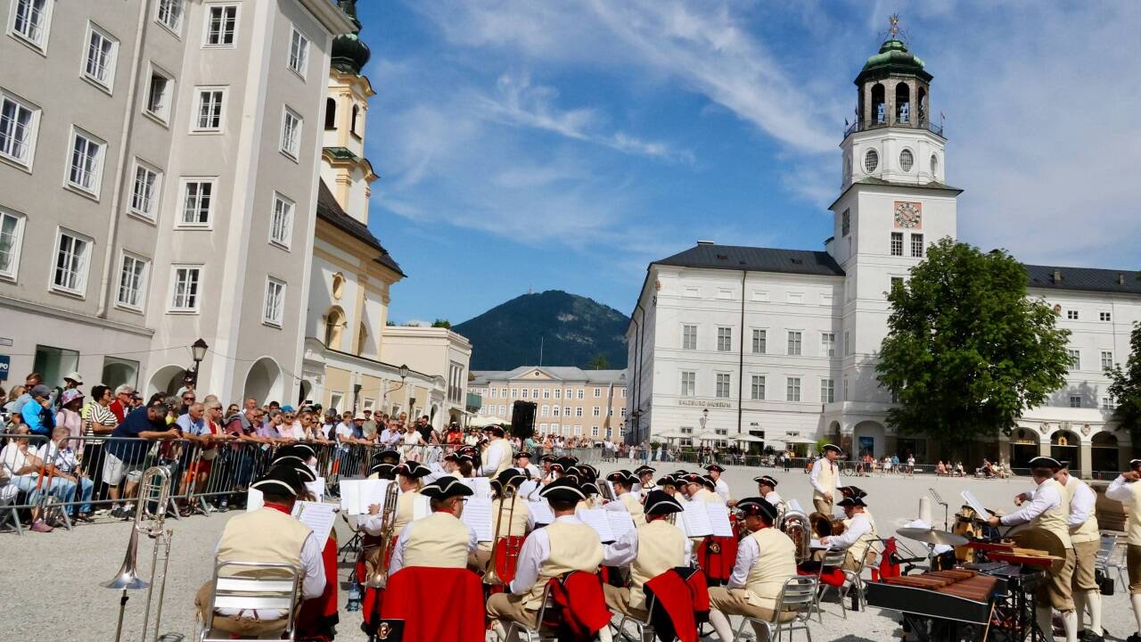 Die Postmusik Salzburg spielte auf dem Residenzplatz.  