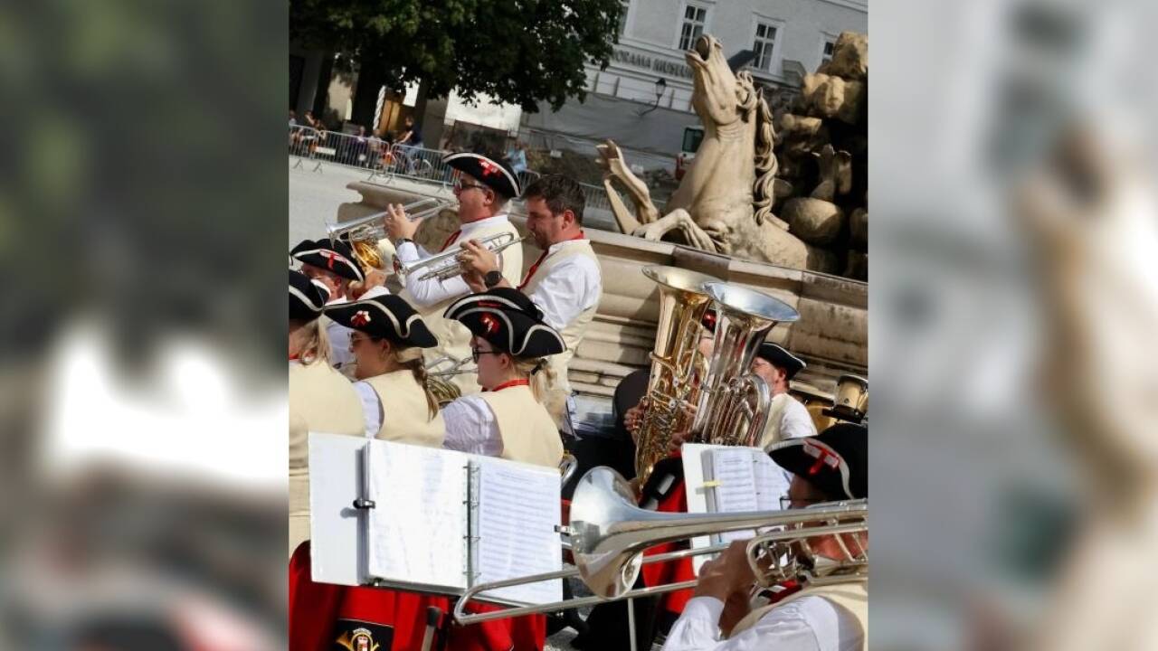 Die Postmusik Salzburg spielte auf dem Residenzplatz. 