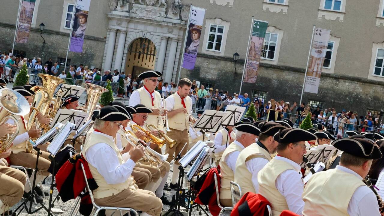 Die Postmusik Salzburg spielte auf dem Residenzplatz. 
