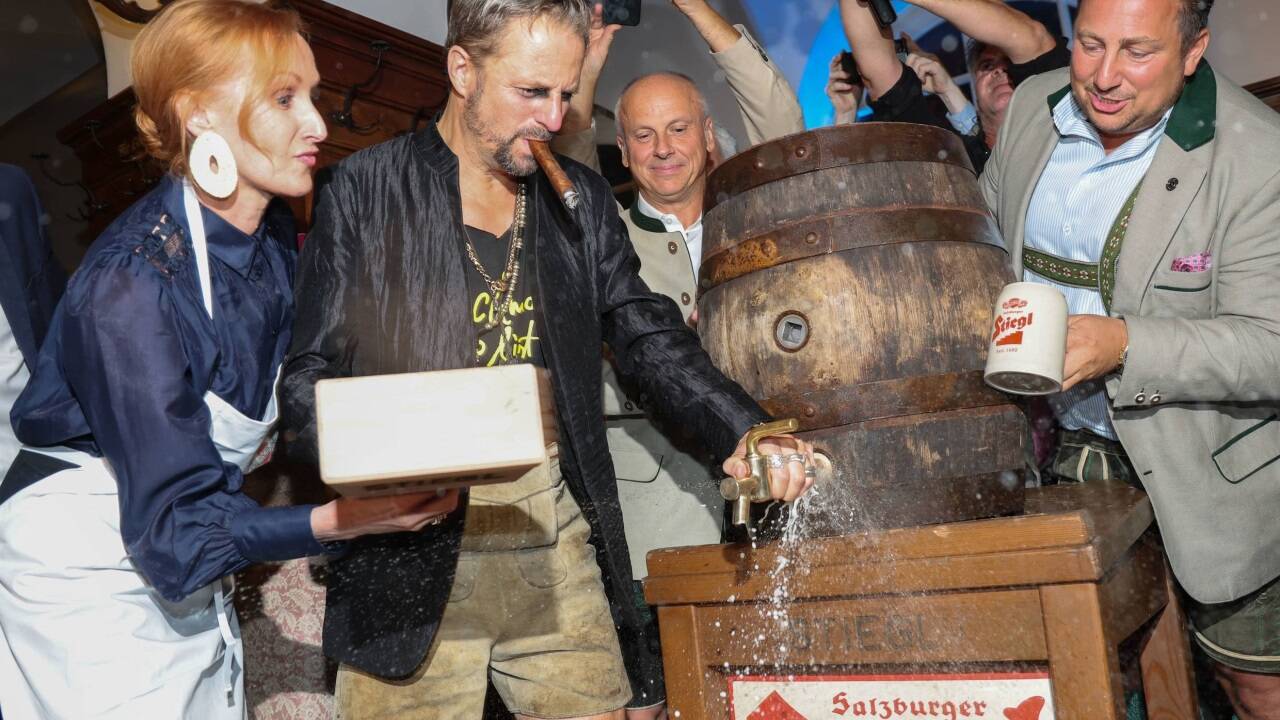 Nicole Beutler (mit Philipp Hochmair) beim Bieranstich bei der „Jedermann“-Premierenfeier. 