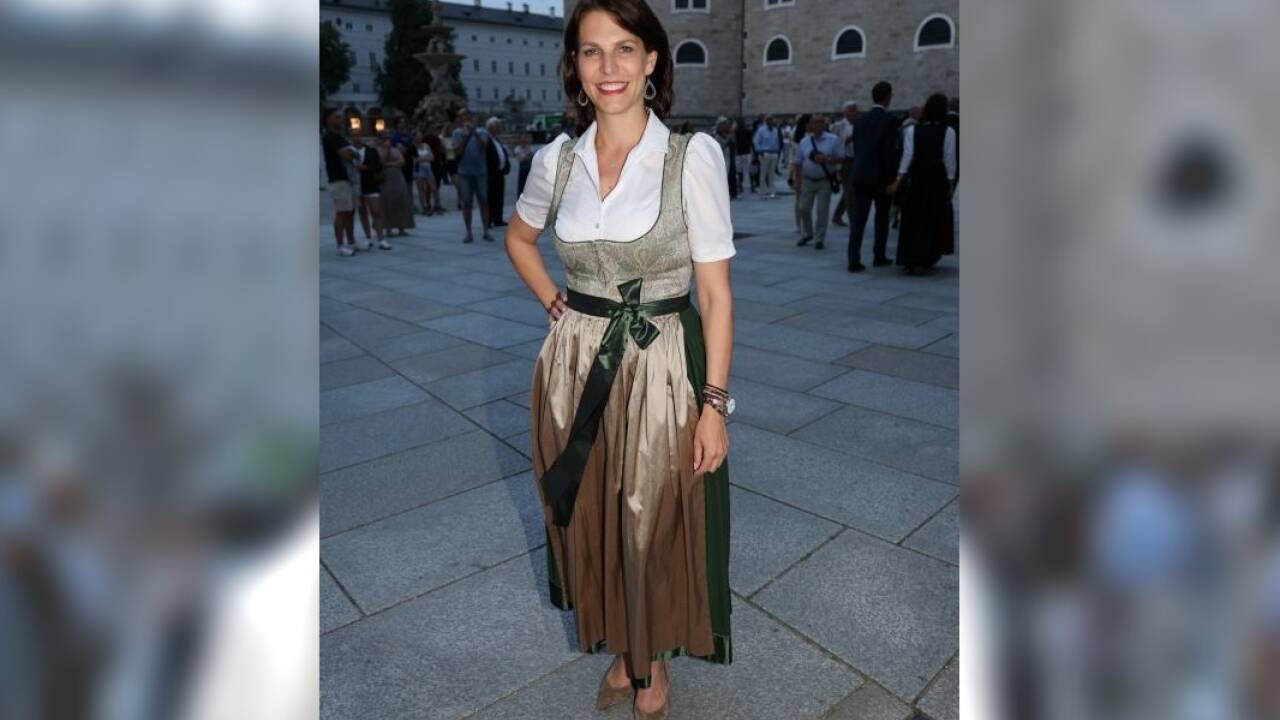 Salzburger Landeshauptfrau Karoline Edtstadler im Dirndl. 