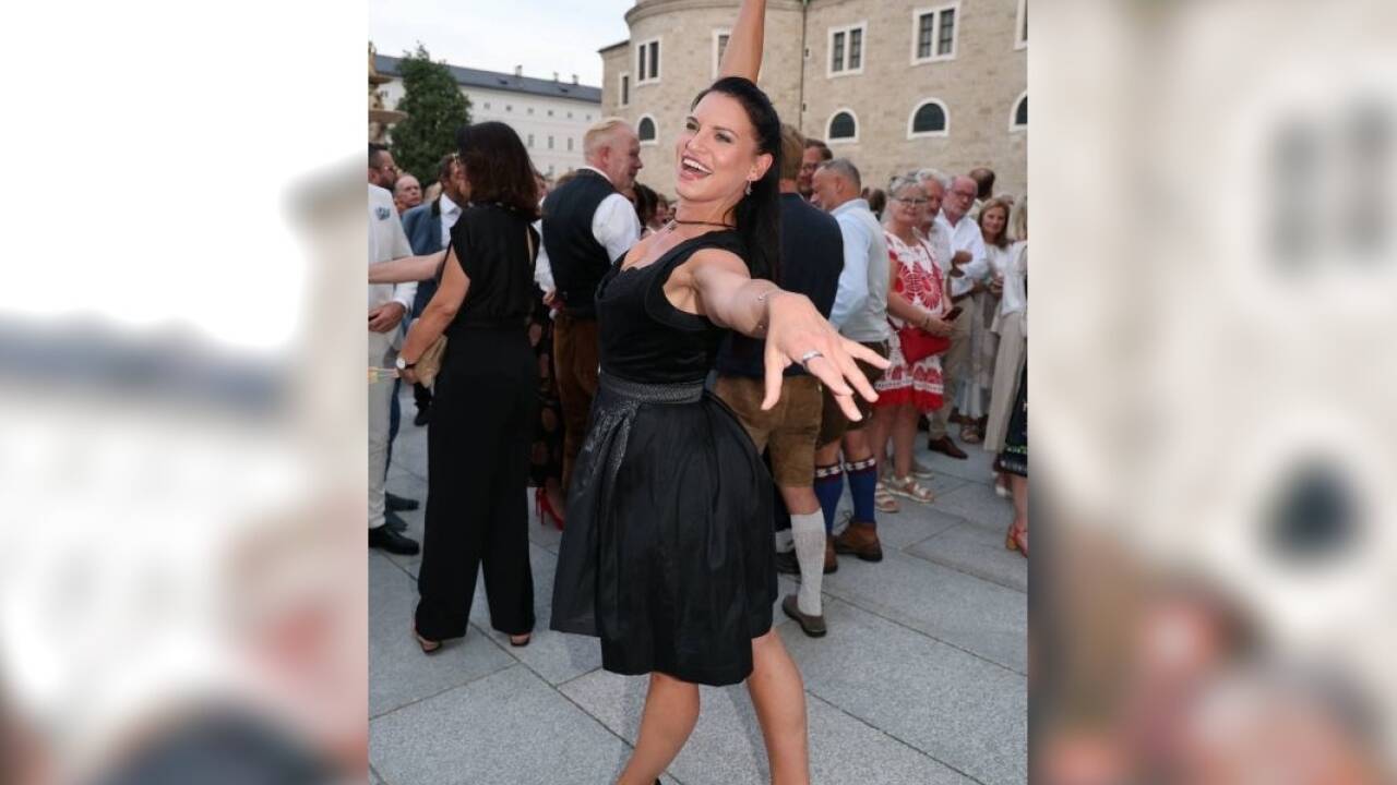 Dancing-Star Conny Kreuter führte Tanzschritte vor. 