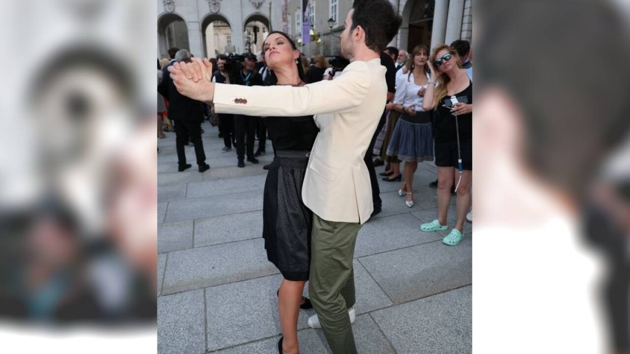 Dancing-Star Conny Kreuter legte vor dem Eingang zur „Jedermann“-Aufführung ein Tänzchen mit einem Servus-TV-Redakteur hin. 