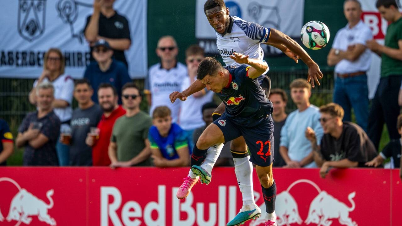 Red Bull Salzburg unterlag Derby County 1:2. Im Bild verliert Rückkehrer Stefan Lainer ein Kopfballduell gegen Ebou Adams. 