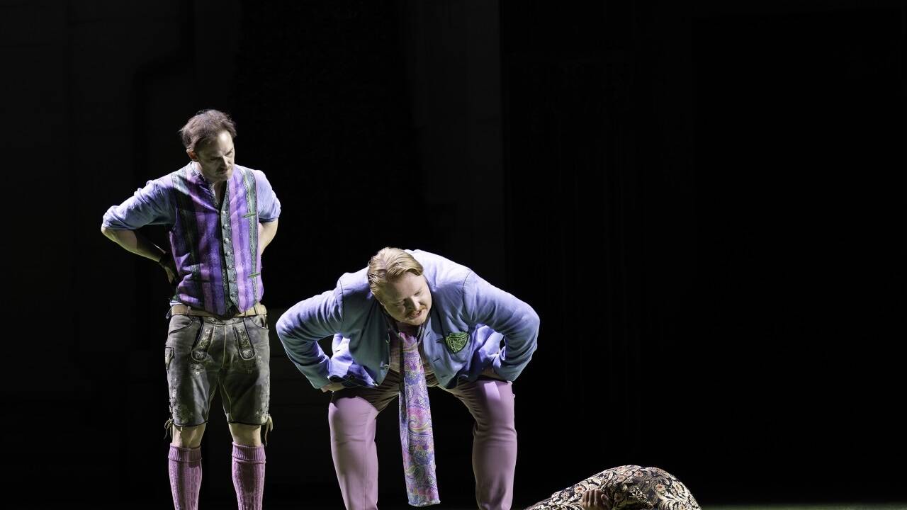 Dünner Vetter (Daniel Lommatzsch) und Dicker Vetter (Lukas Vogelsang) mit Jedermann Philipp Hochmair.  