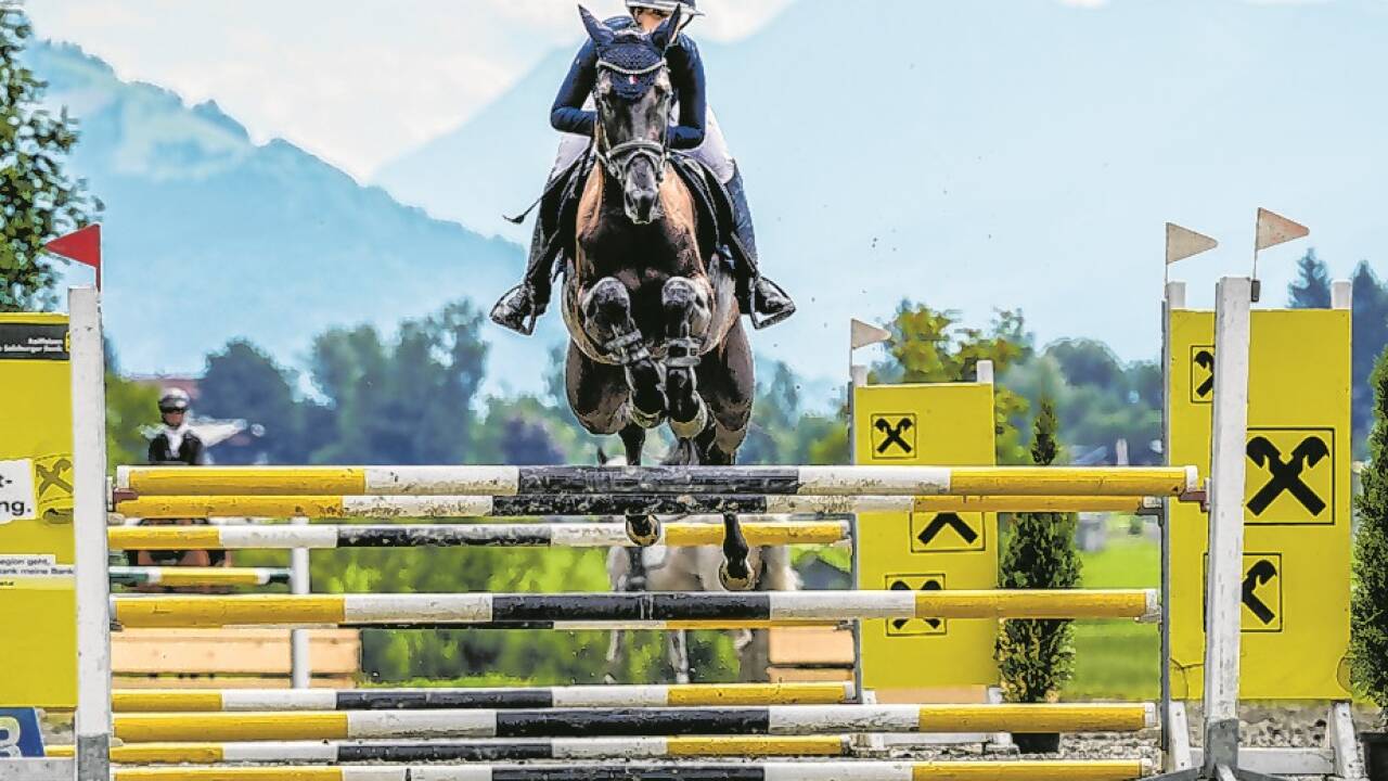 Landesmeisterin Warmblut: Lisa Kezmah mit Asali.  