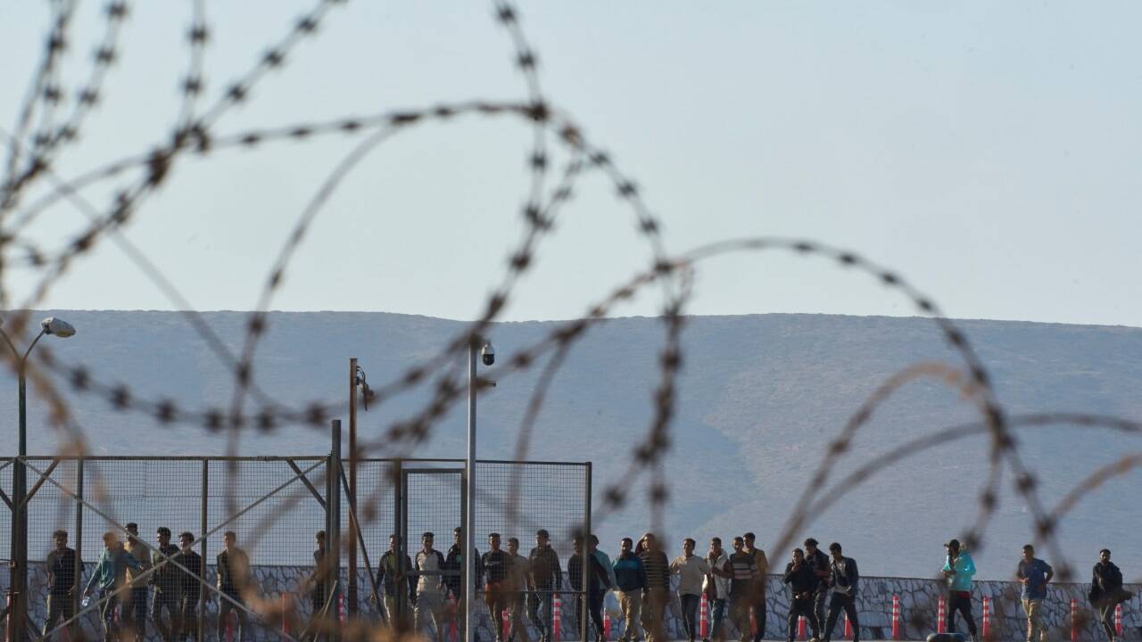 Migranten, die in Hafenstadt Lavrion auf Kreta ankommen, werden in Lager gebracht und dort eingesperrt. Migranten, die in Hafenstadt Lavrion auf Kreta ankommen, werden in Lager gebracht und dort eingesperrt.