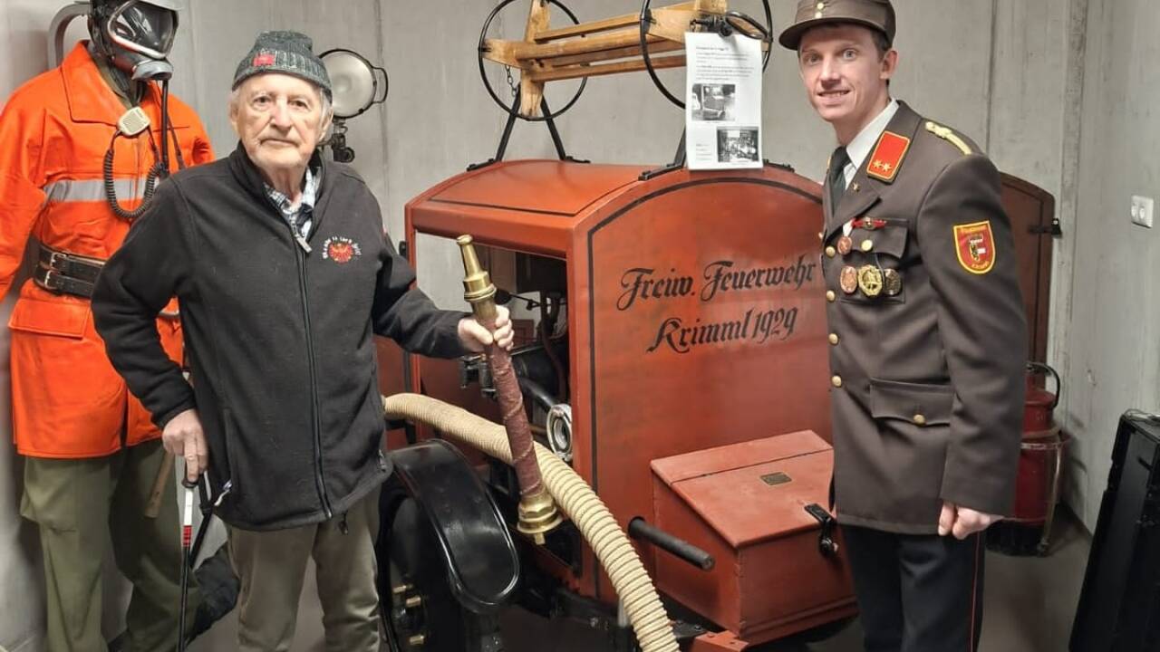 Hans Richter und Feuerwehrkommandant Andreas Rainsberger mit der restaurierten Pumpe. 