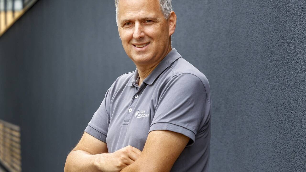 Stefan Mayer ist seit 1998 Redakteur im Landesmedienzentrum. Grenzen und ihre Auswirkungen auf die Menschen hüben und drüben haben ihn schon immer fasziniert.  