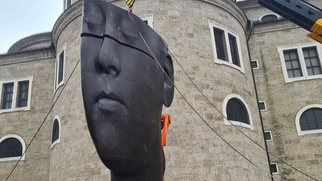 Das Kunstprojekt „Secret Garden“ auf dem Salzburger Residenzplatz entsteht – Stück für Stück.  