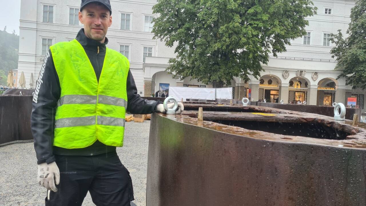 Markus Friedrich von der Kunstspedition Hasenkamp aus Köln hilft mit, die Skulpturen aufzubauen.  