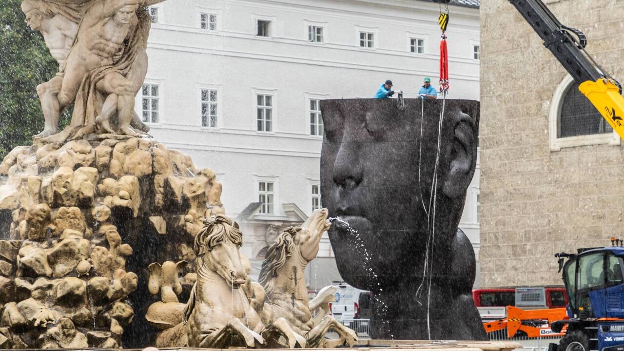 Das Kunstprojekt „Secret Garden“ auf dem Salzburger Residenzplatz entsteht – Stück für Stück. Da schaut selbst das Pferd im Residenzbrunnen überrascht. 