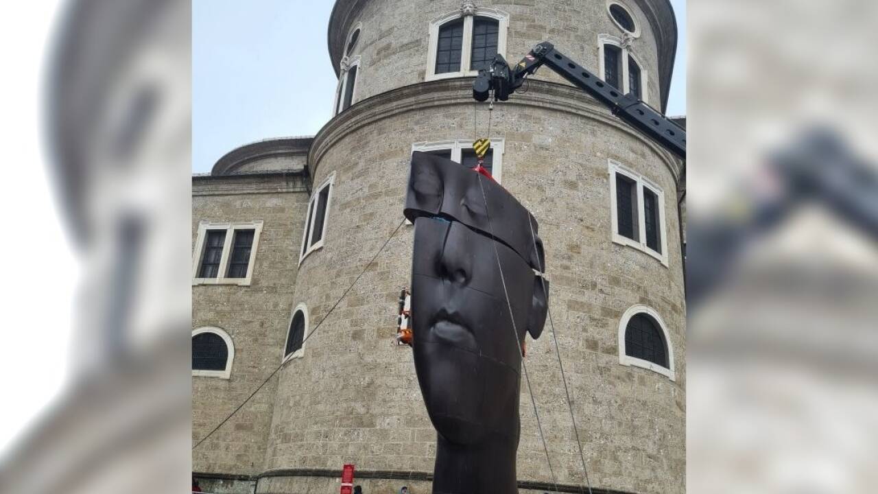 Das Kunstprojekt „Secret Garden“ auf dem Salzburger Residenzplatz entsteht – Stück für Stück.  