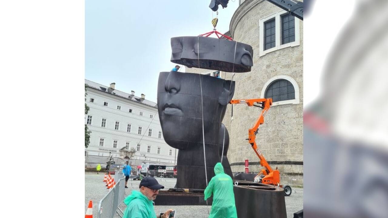 Das Kunstprojekt „Secret Garden“ auf dem Salzburger Residenzplatz entsteht – Stück für Stück.  