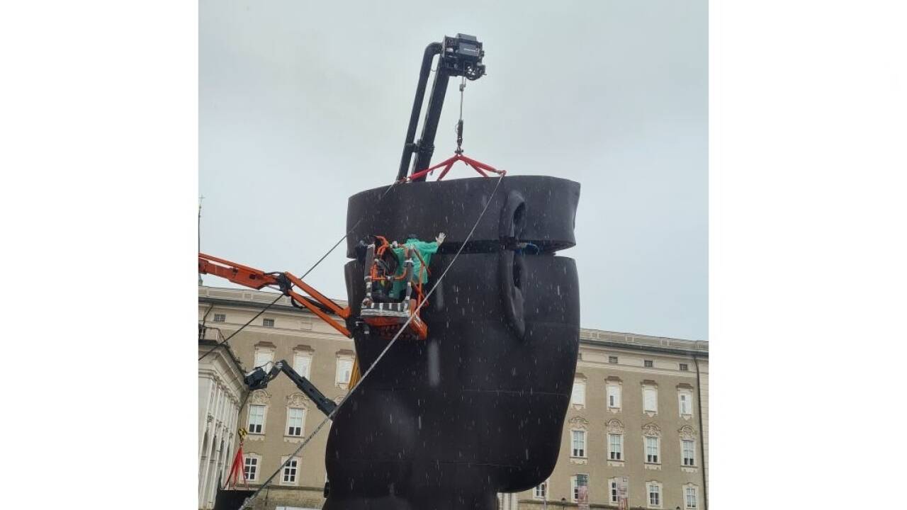 Das Kunstprojekt „Secret Garden“ auf dem Salzburger Residenzplatz entsteht – Stück für Stück.  