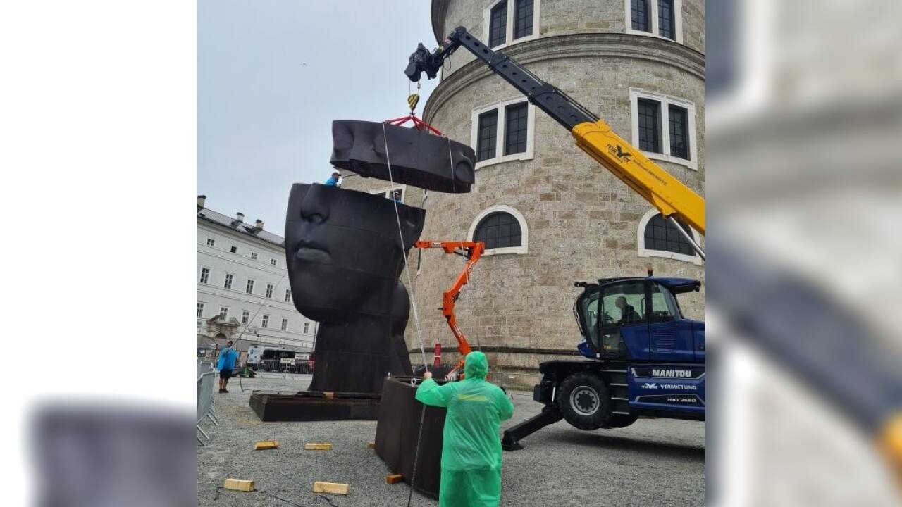 Das Kunstprojekt „Secret Garden“ auf dem Salzburger Residenzplatz entsteht – Stück für Stück.  