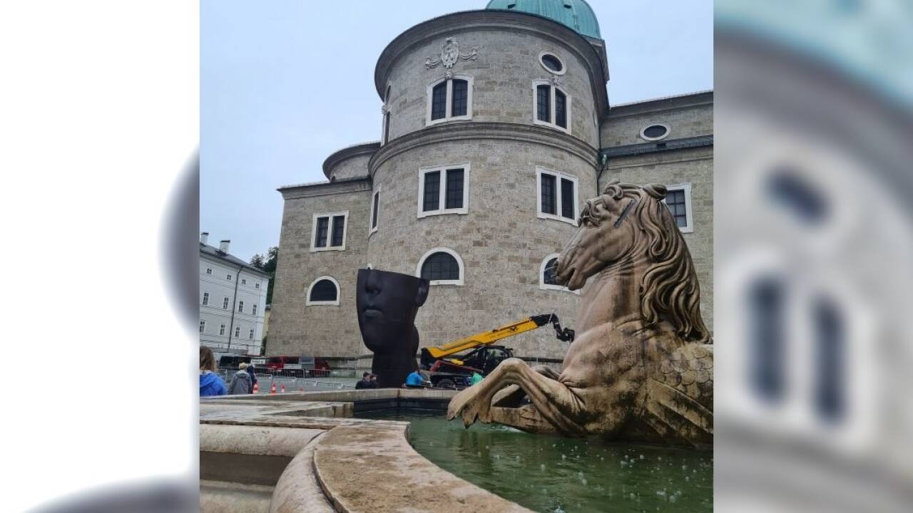 Das Kunstprojekt „Secret Garden“ auf dem Salzburger Residenzplatz entsteht – Stück für Stück.  