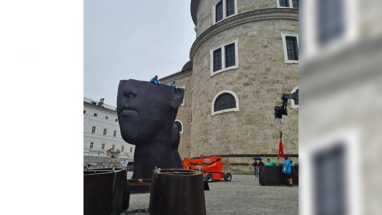 Das Kunstprojekt „Secret Garden“ auf dem Salzburger Residenzplatz entsteht – Stück für Stück.  