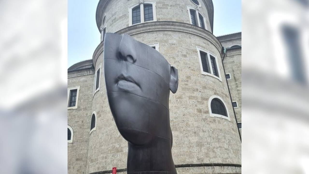 Das Kunstprojekt „Secret Garden“ auf dem Salzburger Residenzplatz entsteht – Stück für Stück.  