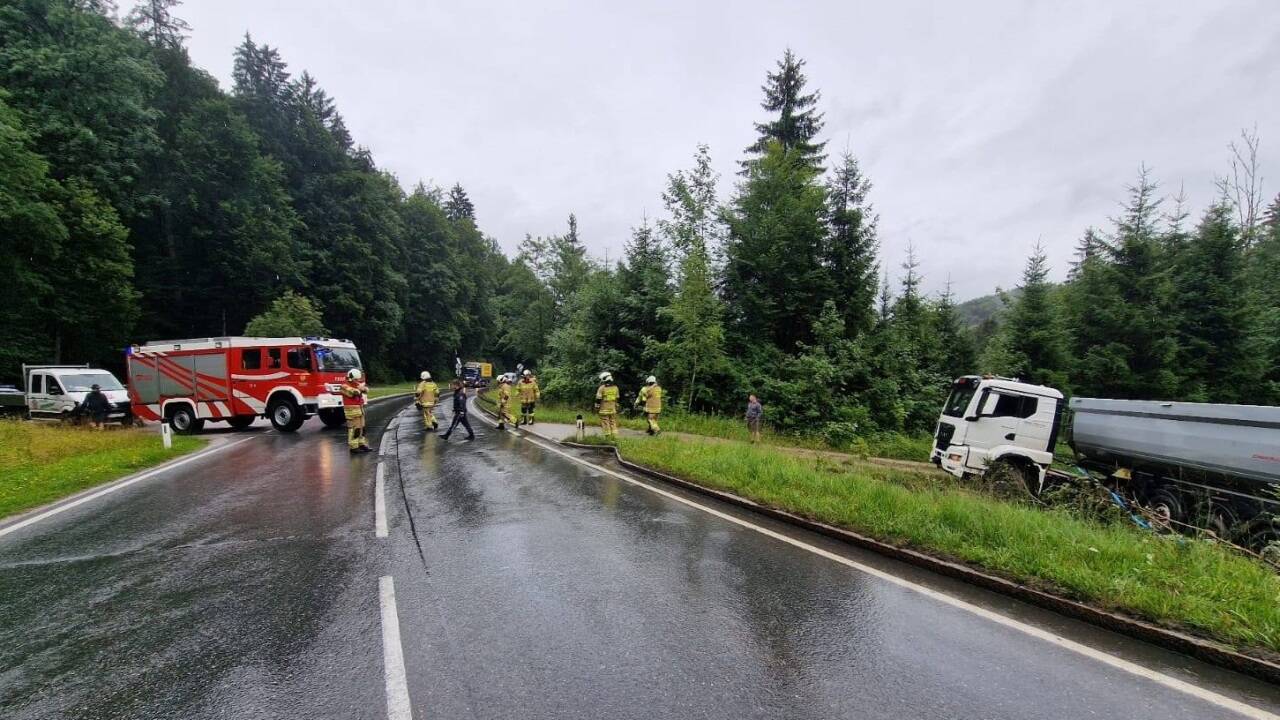 Bilder von der Lkw-Bergung in Thalgau. Bilder von der Lkw-Bergung in Thalgau.