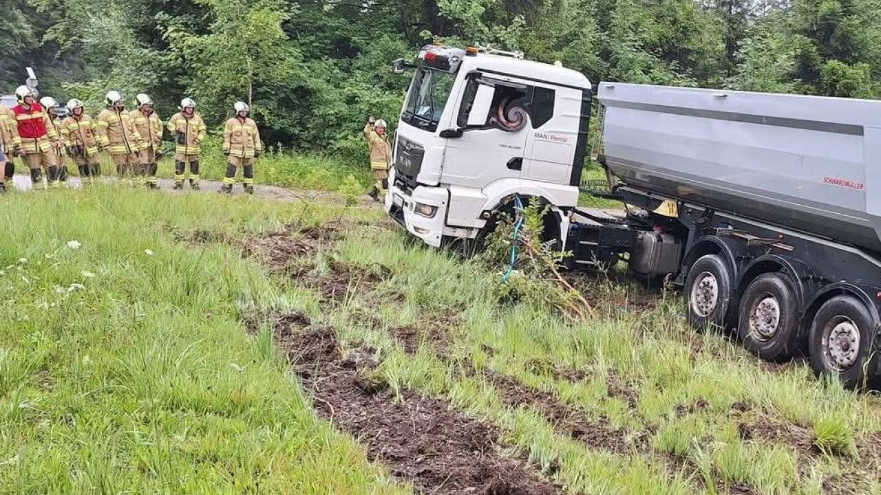 Bilder von der Lkw-Bergung in Thalgau. Bilder von der Lkw-Bergung in Thalgau.