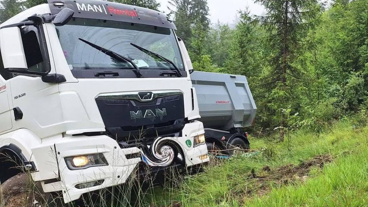 Bilder von der Lkw-Bergung in Thalgau. Bilder von der Lkw-Bergung in Thalgau.
