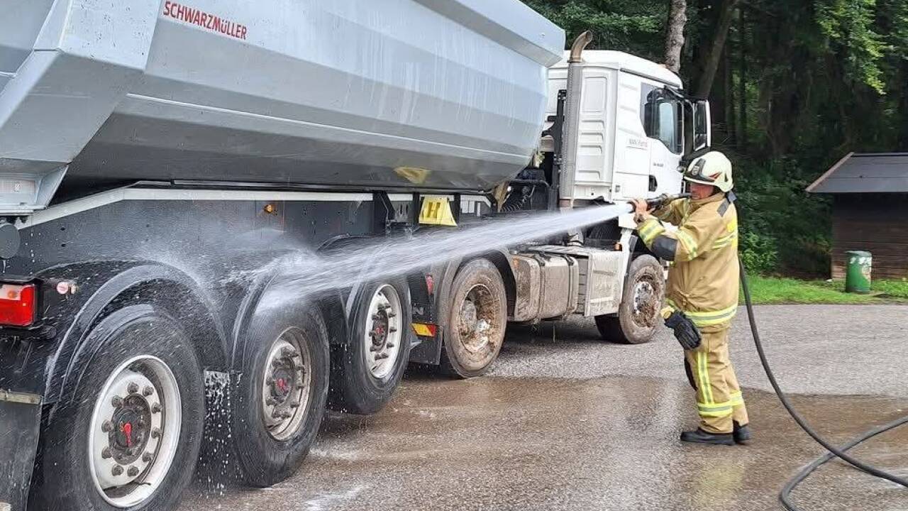 Bilder von der Lkw-Bergung in Thalgau. Bilder von der Lkw-Bergung in Thalgau.