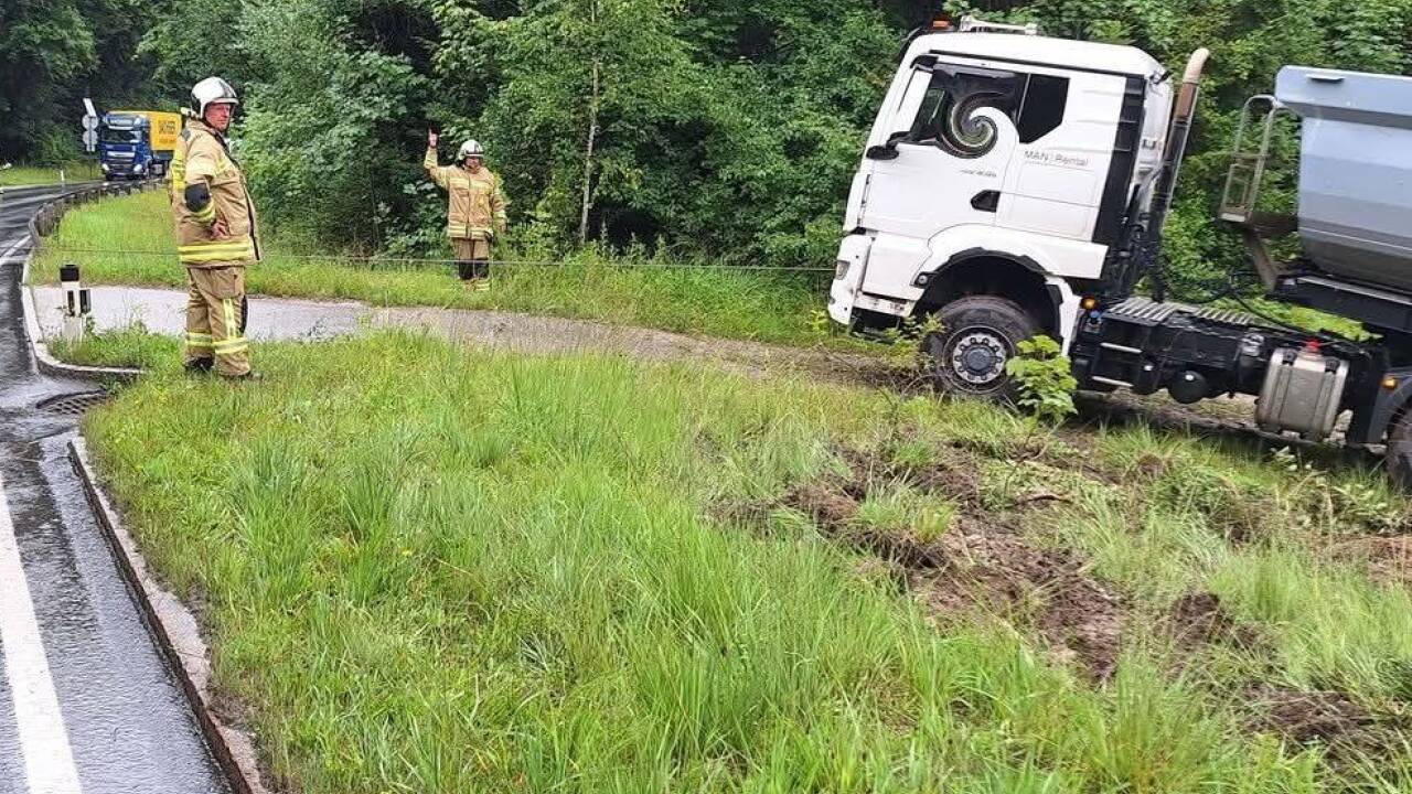 Bilder von der Lkw-Bergung in Thalgau. Bilder von der Lkw-Bergung in Thalgau.