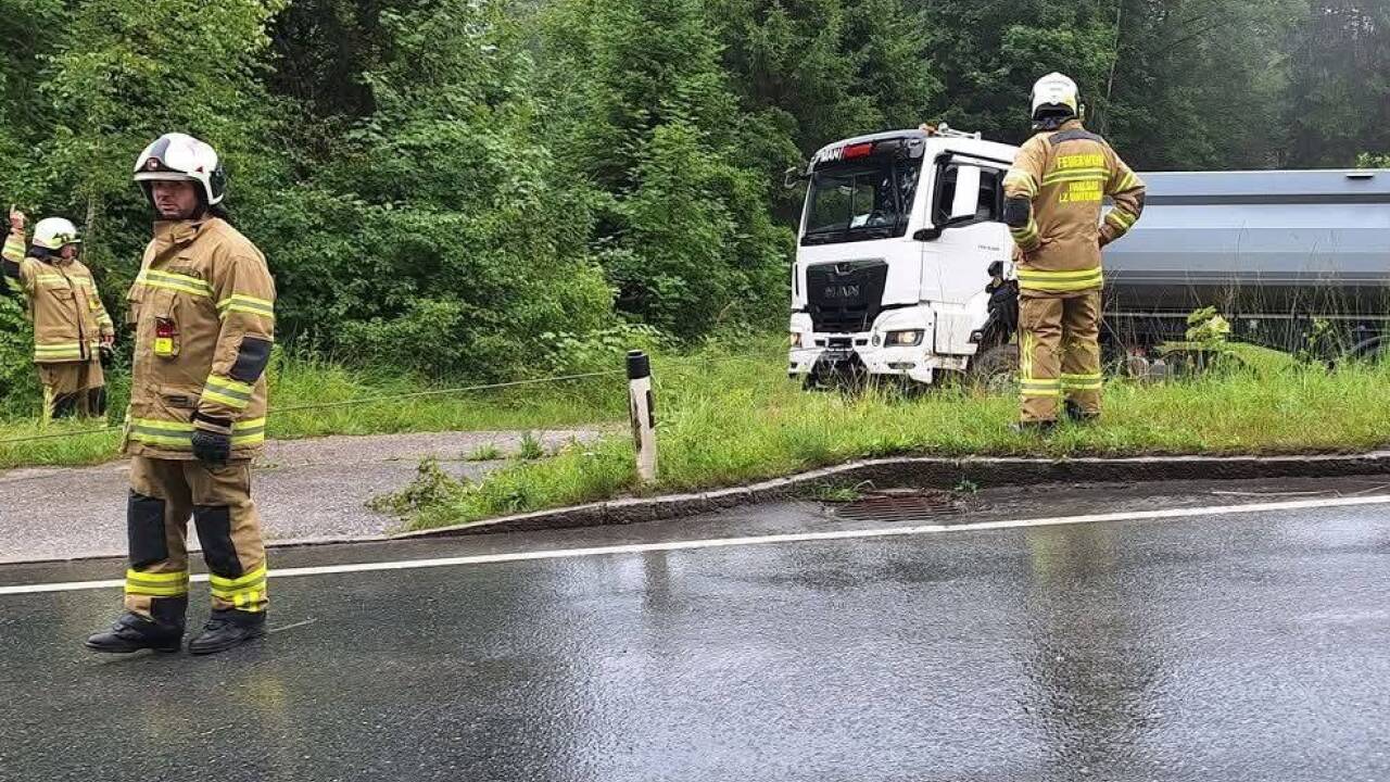 Bilder von der Lkw-Bergung in Thalgau. Bilder von der Lkw-Bergung in Thalgau.