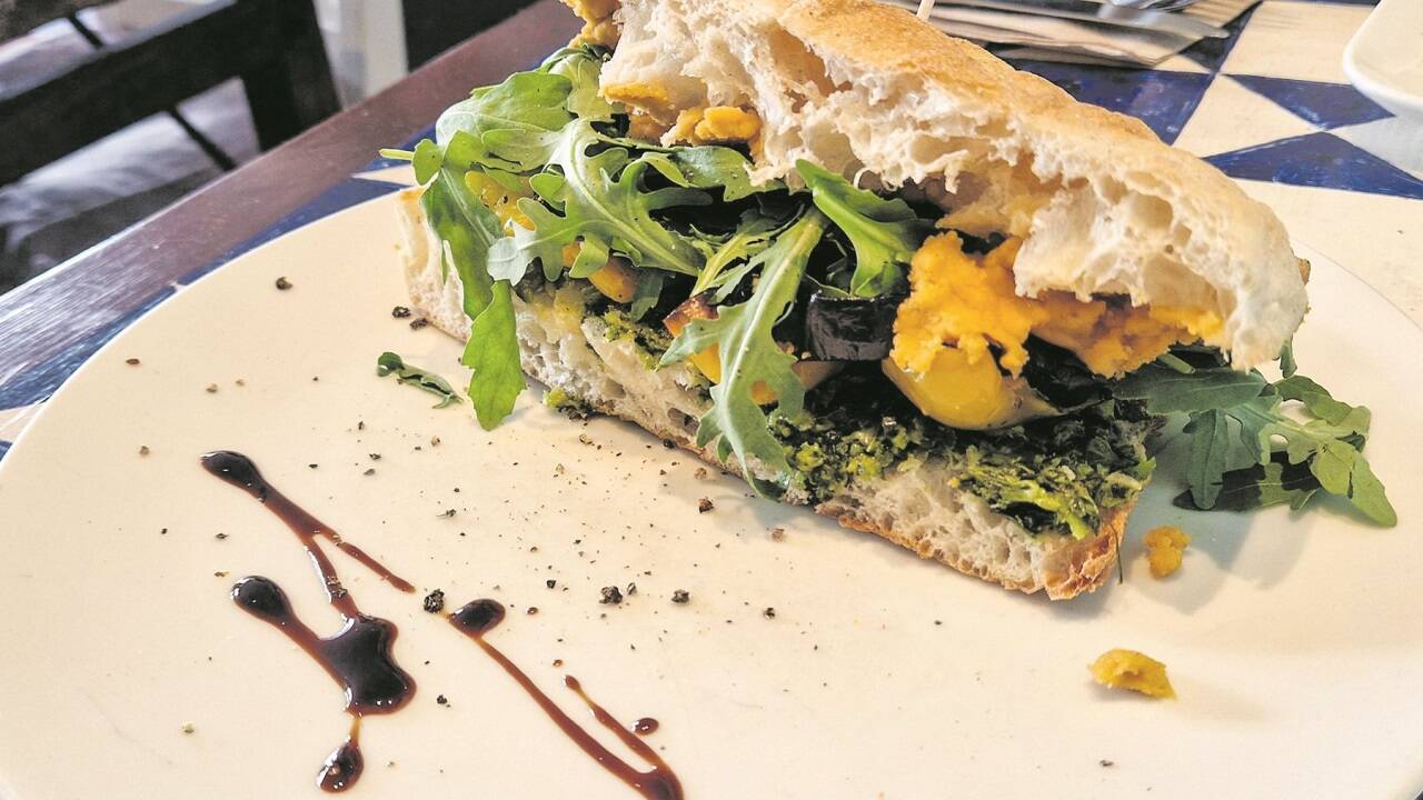 Jeden Monat gibt es ein neues Sandwich im Gustav. Hier mit Pesto, Rucola und Aubergine. 
