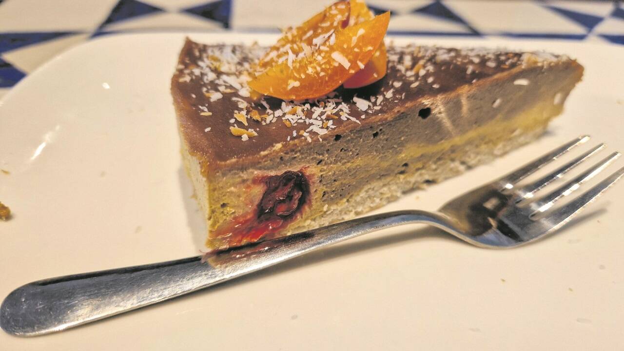 Jeden Tag gibt es eine neue Tageskarte und Kuchen, hier mit einer Cashew-Kakao-Creme. 