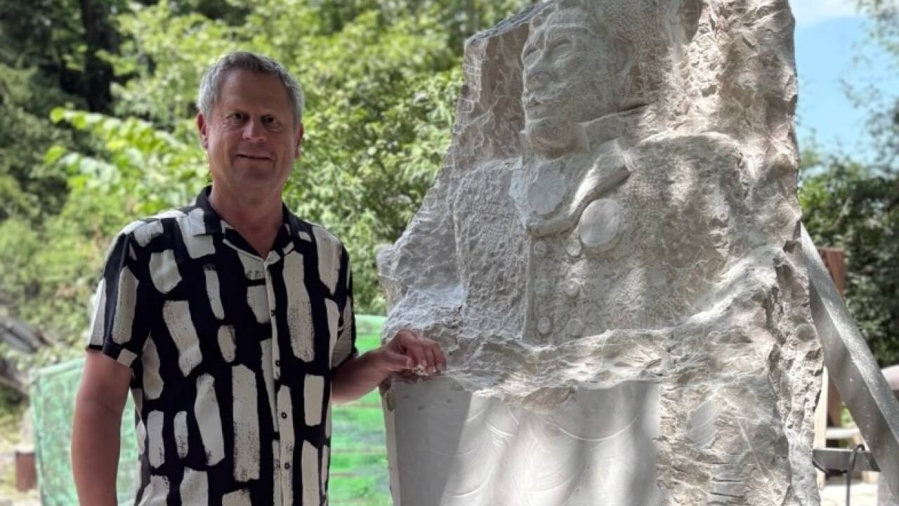 „Großmeister“ Helmut Naderer neben der in Arbeit befindlichen Radetzky-Statue. Er versteht die Aufregung nicht. 