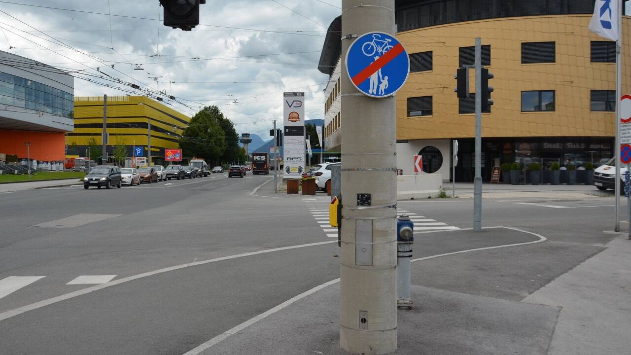 An der Innsbrucker Bundesstraße endet der Radweg abrupt. Seit Jahren wird um eine Fortführung gerungen. 