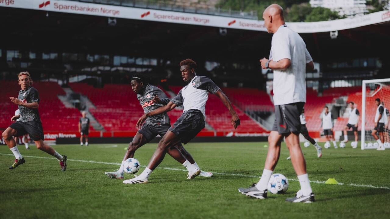 Abschlusstraining in Bergen: Trainer Thomas Letsch hat ein Auge auf Mamady Diambou und Joane Gadou.  