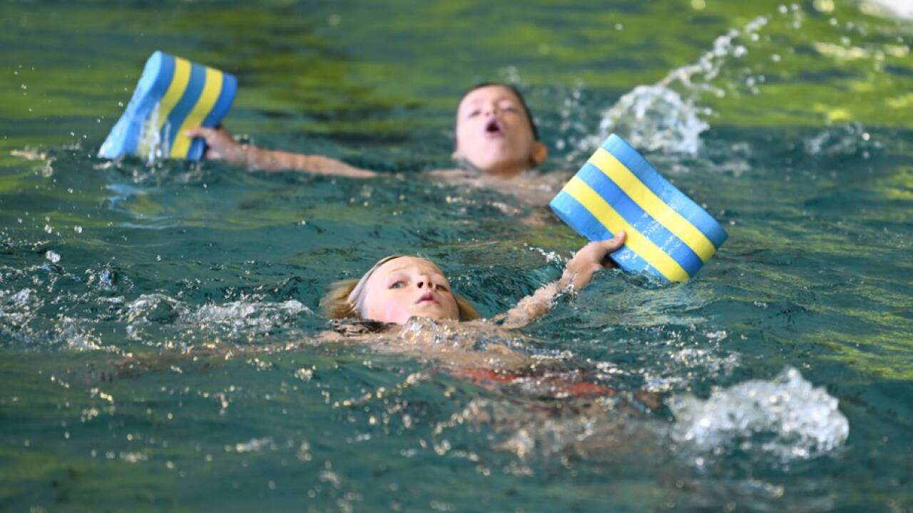Kinder sollten im Wasser immer beaufsichtigt werden 