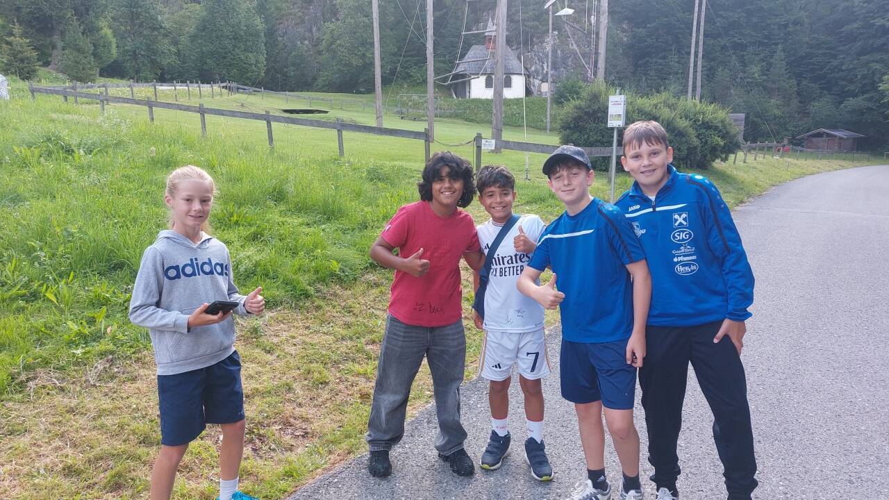 Junge Fans aus Saalfelden und Niederösterreich hoffen auf ein Autogramm. 