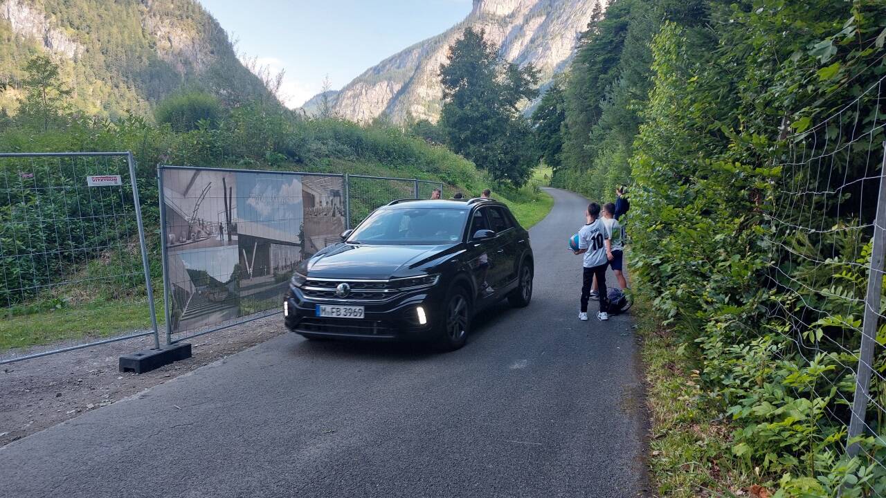 Die Spieler werden mit Autos vom Hotel 300 Meter zum Platz gefahren. 