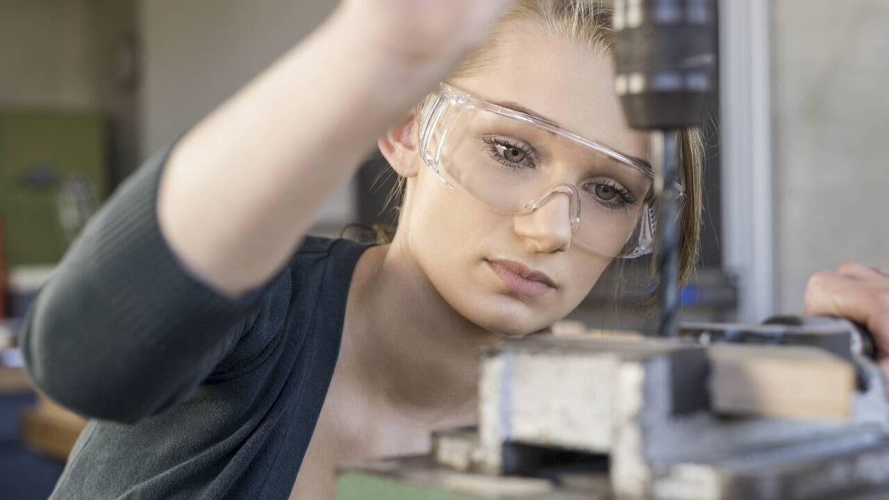 In der Industrie werden Sommerjobs vergeben.  In der Industrie werden Sommerjobs vergeben.