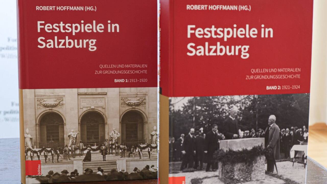 Erster und zweiter Band mit Quellen über die Gründung der Salzburger Festspiele. Das rechte Cover zeigt die Grundsteinlegung in Hellbrunn 1922.  